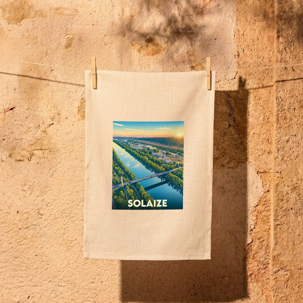 Torchon souvenir de la ville de Solaize avec une illustration stylisée d'un paysage fluvial.