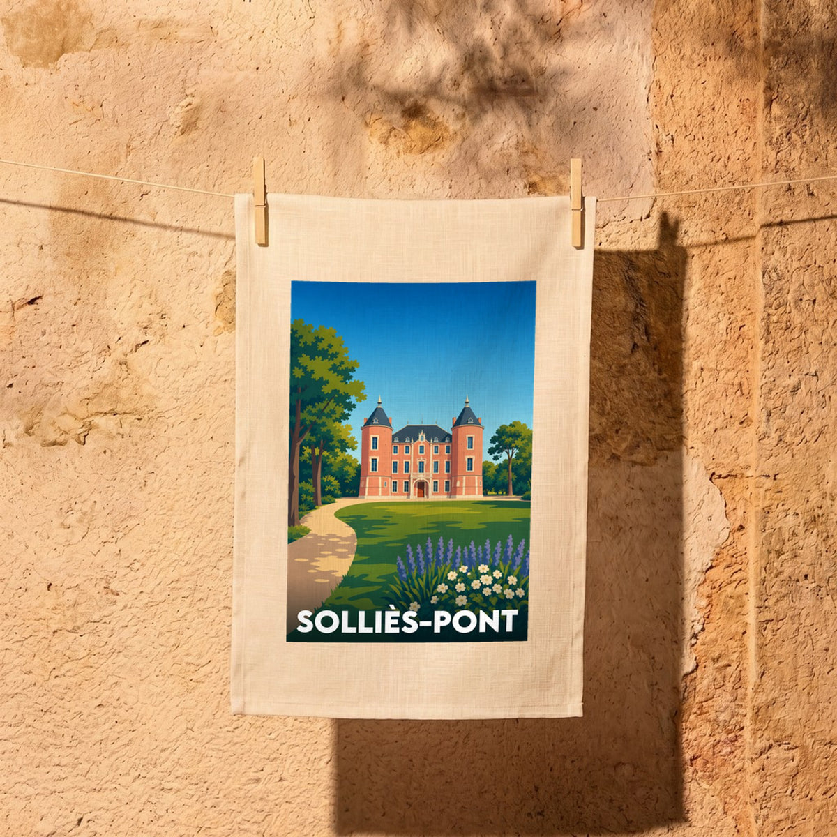 Torchon souvenir de la ville de Solliès-Pont illustrant son château dans un style rétro.