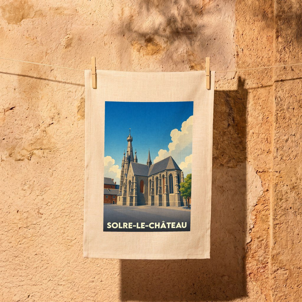 Torchon souvenir de la ville de Solre-le-Château avec une illustration stylisée de son église à clocher penché.