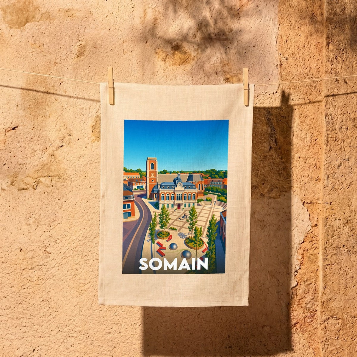 Torchon souvenir de la ville de Somain avec une illustration colorée et stylisée de sa place centrale.