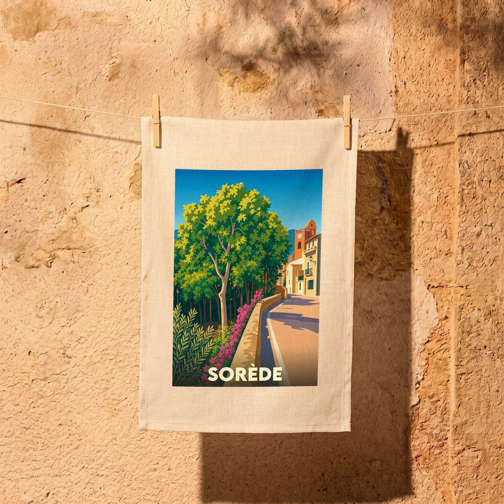 Torchon souvenir de la ville de Sorède avec une illustration stylisée.
