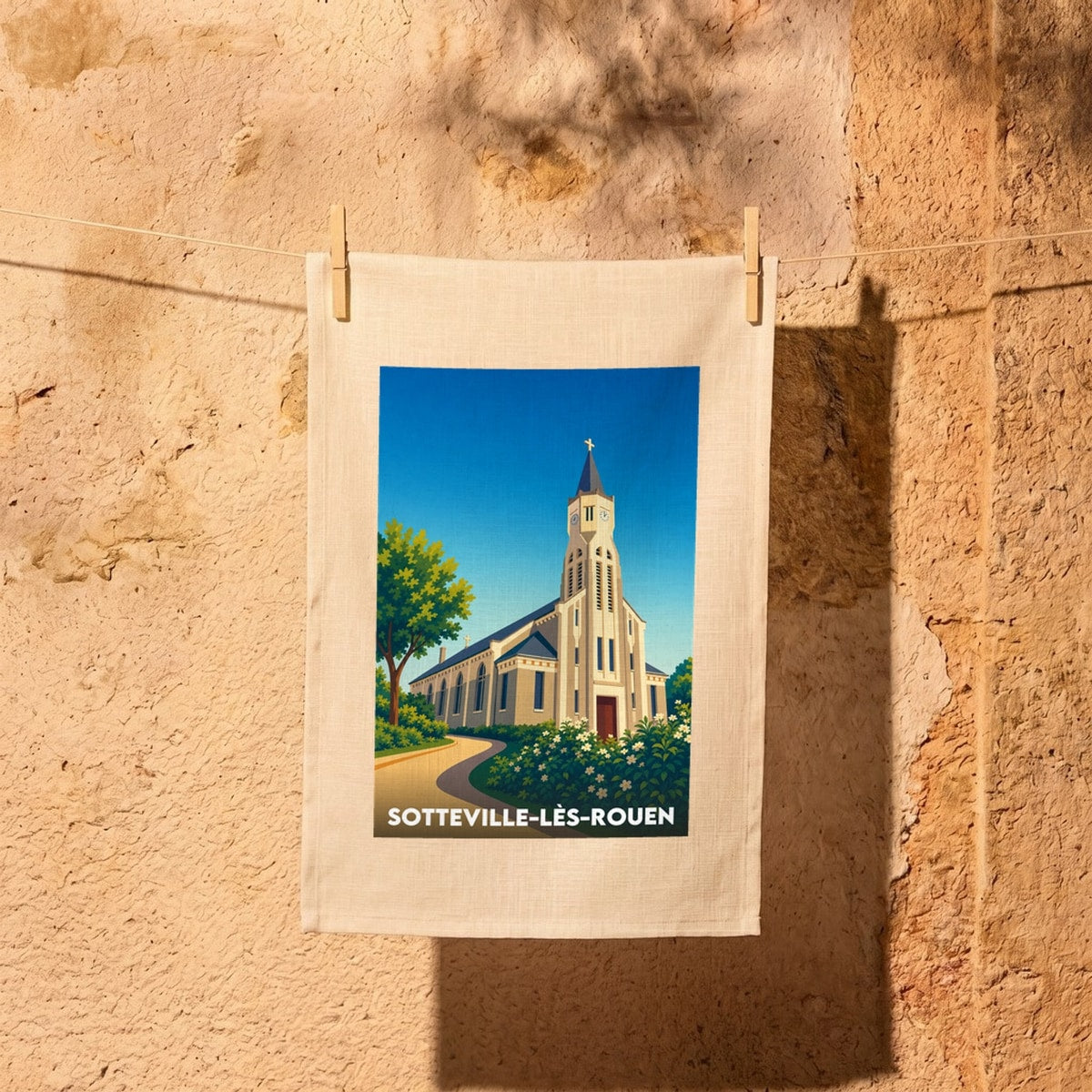 Torchon souvenir de la ville de Sotteville-lès-Rouen avec une illustration stylisée de son église.