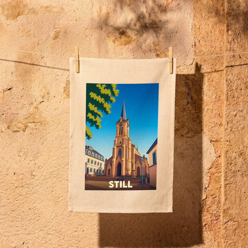 Torchon souvenir de la ville de Still illustré par une église stylisée sous un ciel bleu.