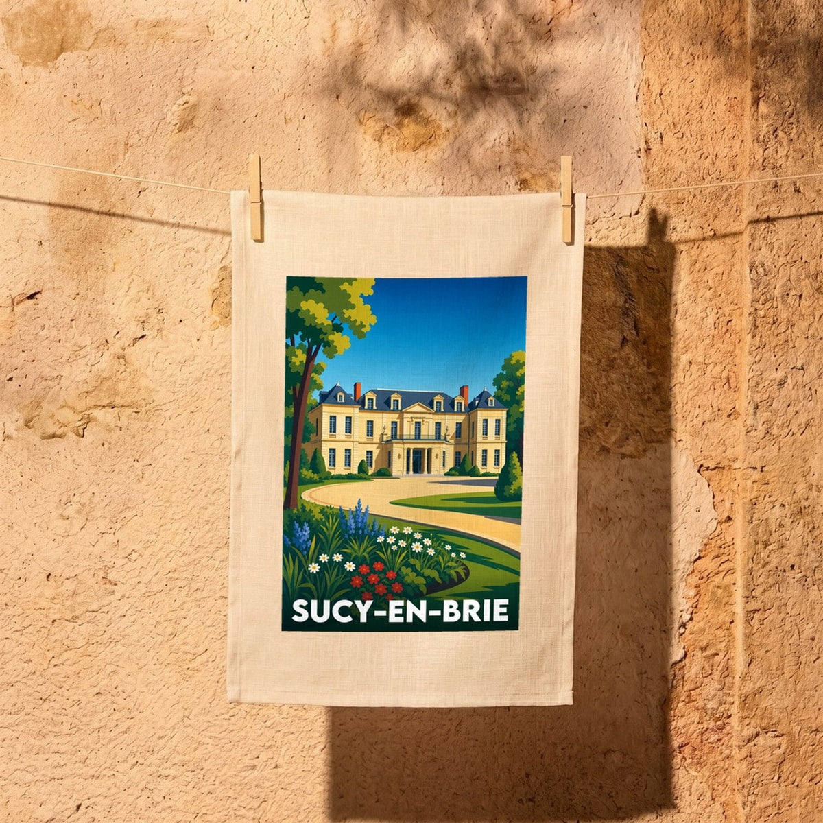 Torchon souvenir de la ville de Sucy-en-Brie illustré par un dessin stylisé de son château.