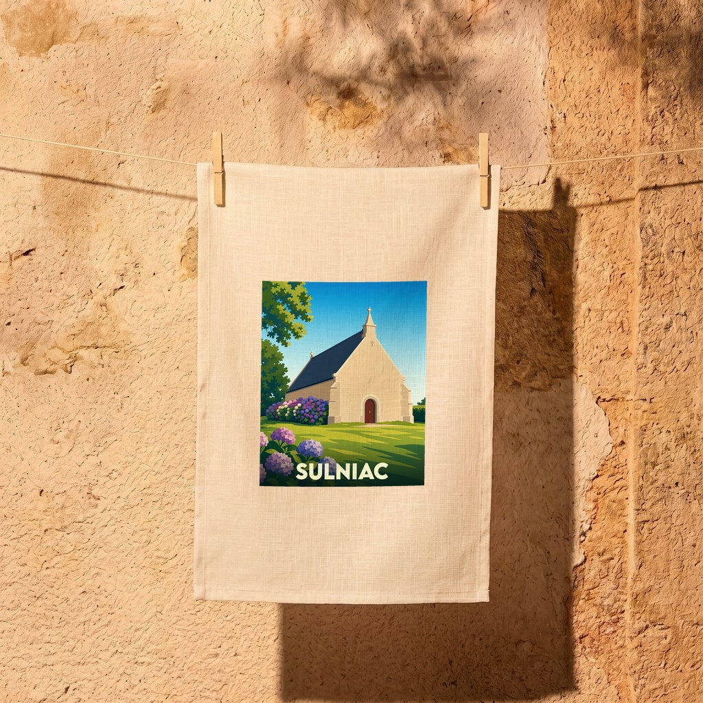 Torchon souvenir de la ville de Sulniac avec une illustration stylisée d'une chapelle entourée d'hortensias.