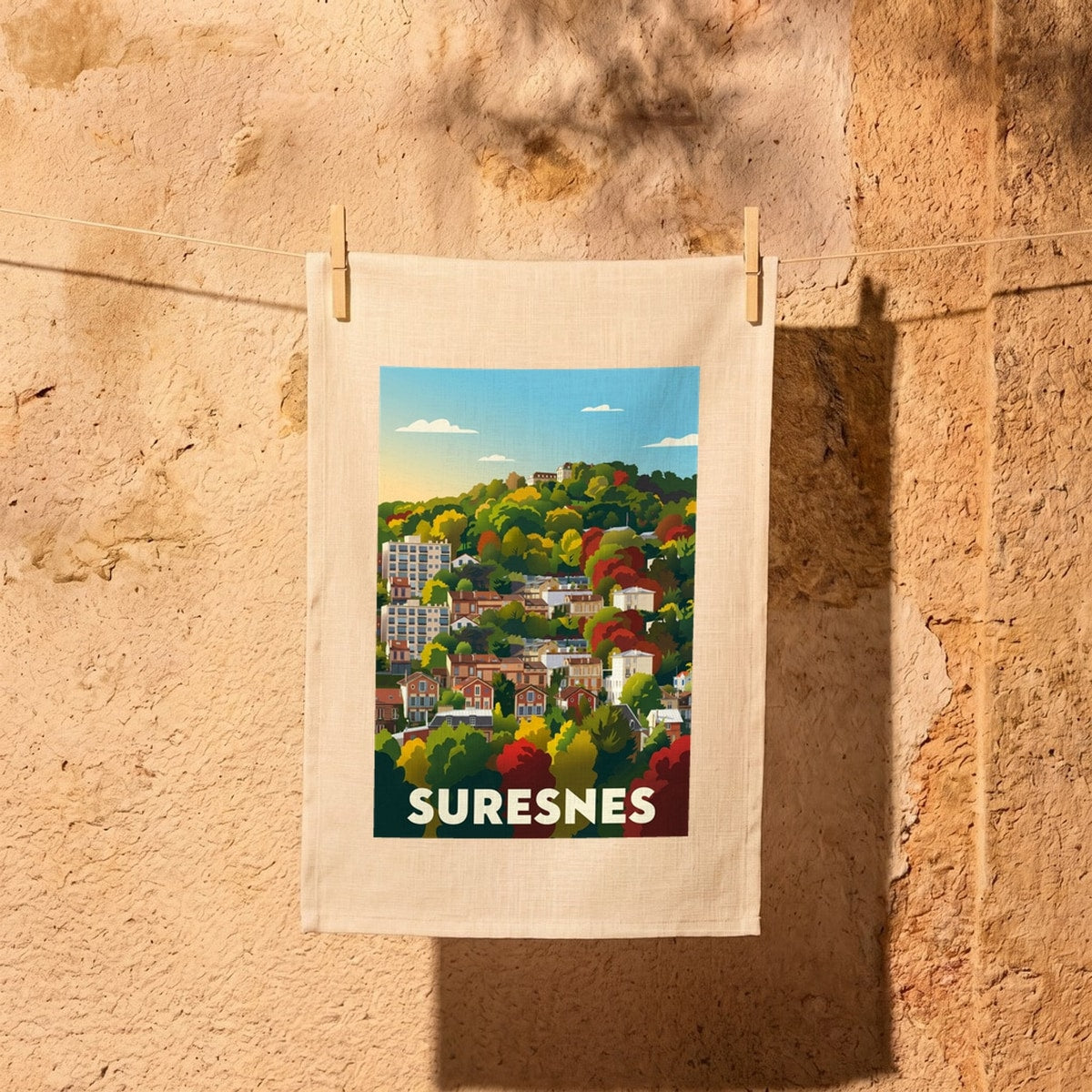 Torchon souvenir de la ville de Suresnes avec une illustration stylisée de son paysage urbain.