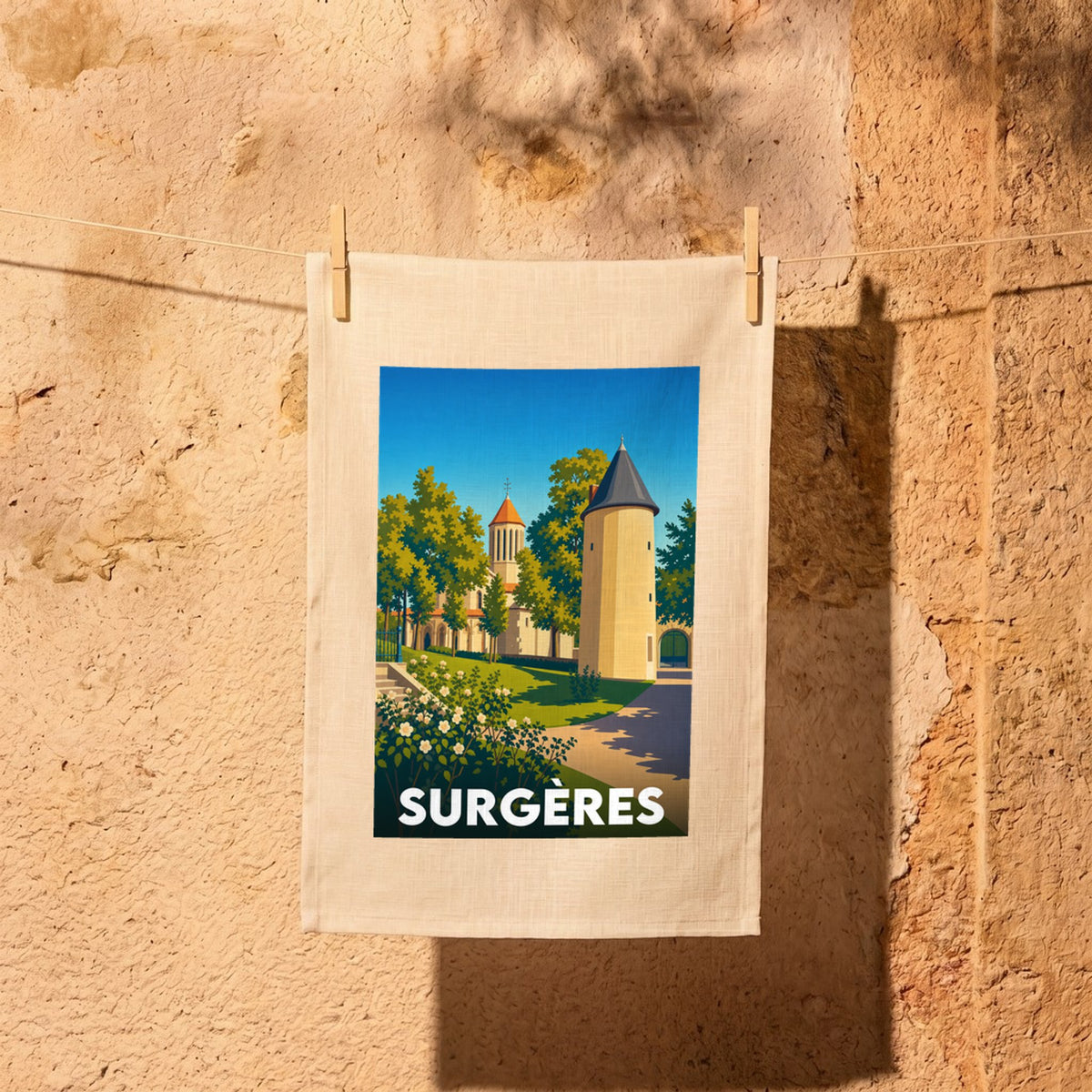 Torchon souvenir de la ville de Surgères avec une illustration stylisée de son patrimoine architectural.