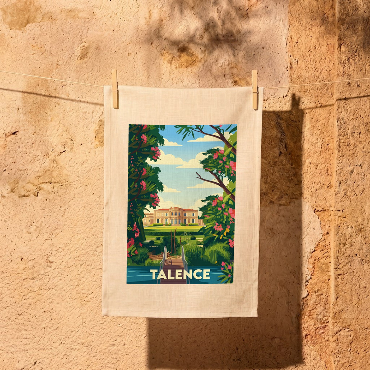 Torchon souvenir de la ville de Talence avec une illustration colorée et stylisée d'un domaine.