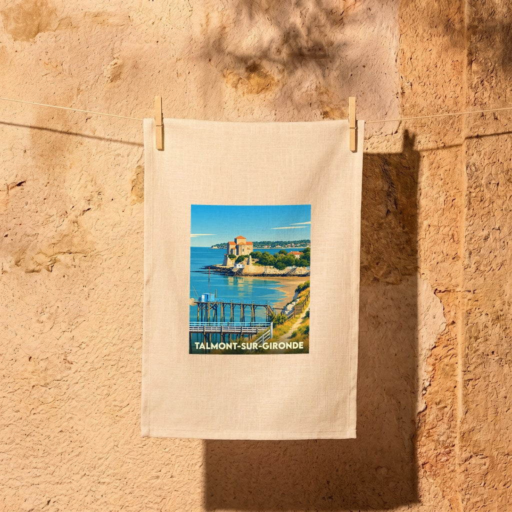Torchon souvenir de la ville de Talmont-sur-Gironde avec une illustration stylisée de son église et de ses carrelets.