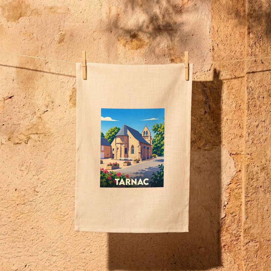 Torchon souvenir de la ville de Tarnac avec une illustration stylisée de son église, suspendu par des pinces à linge.