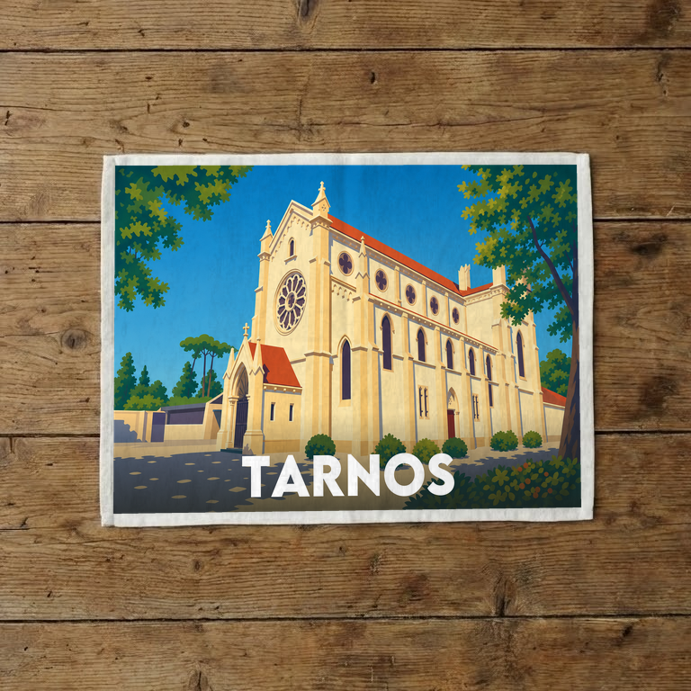 Torchon souvenir de la ville de Tarnos avec une illustration stylisée de son église.