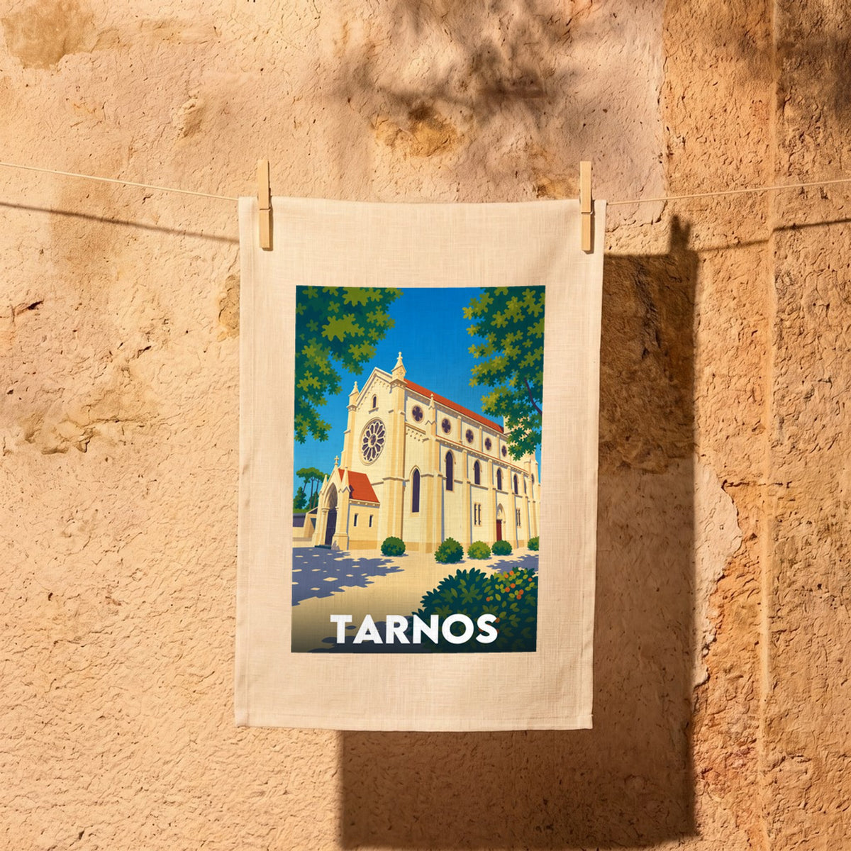 Torchon souvenir de la ville de Tarnos avec une illustration stylisée de son église.