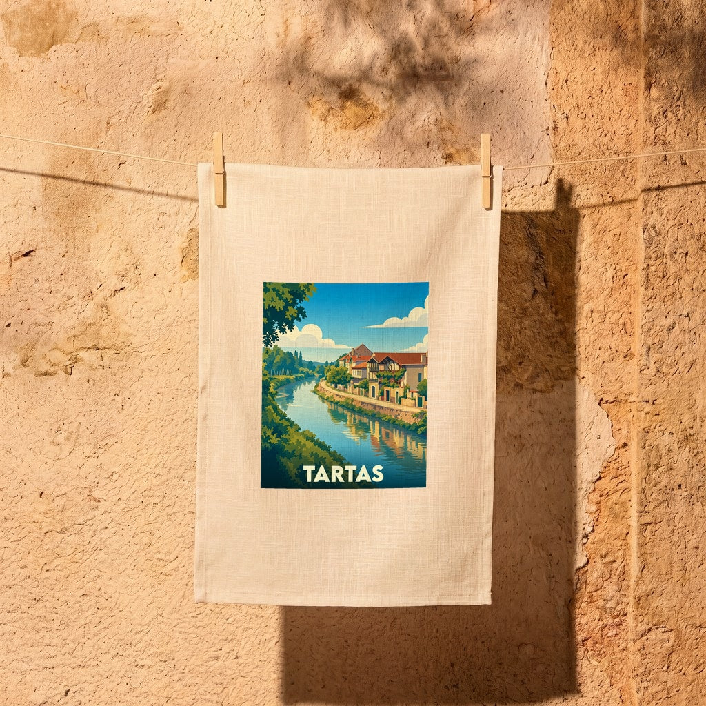 Torchon souvenir de la ville de Tartas avec une illustration stylisée d'un paysage fluvial.