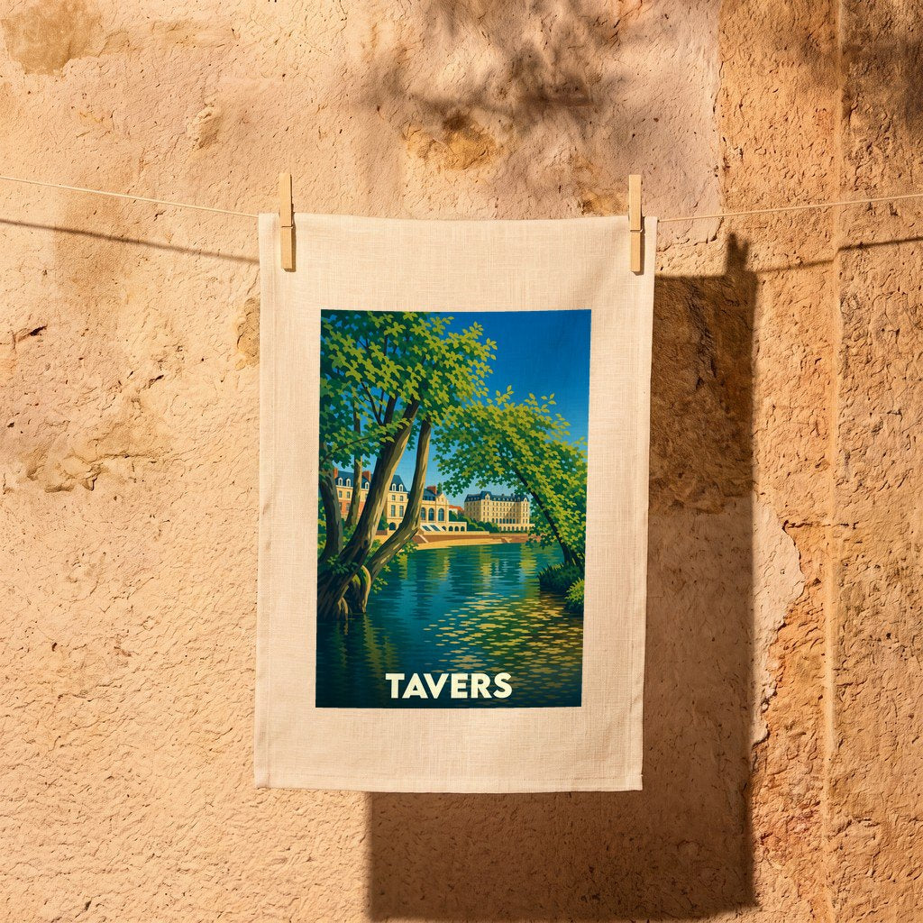 Torchon souvenir de la ville de Tavers avec une illustration stylisée d'un paysage de bord de rivière.