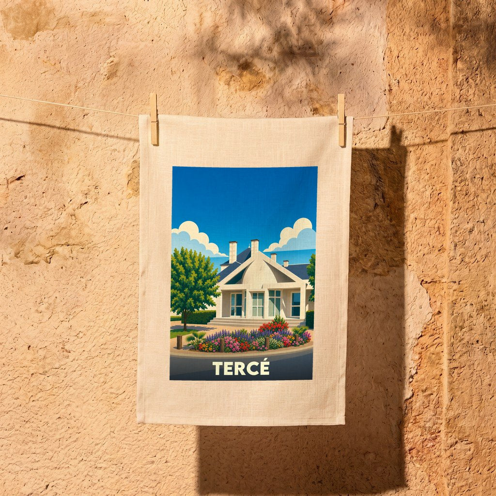 Torchon souvenir de la ville de Tercé avec une illustration stylisée d'une maison fleurie.