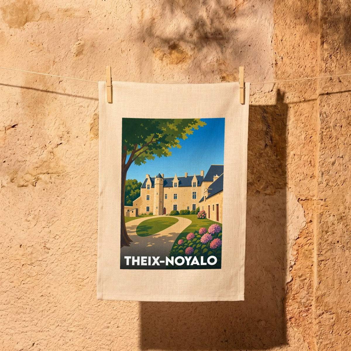 Torchon souvenir de la ville de Theix-Noyalo orné d'une illustration stylisée de son patrimoine architectural.