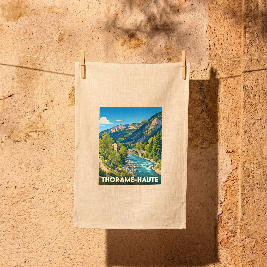 Torchon souvenir de la ville de Thorame-Haute avec une illustration stylisée de pont et de montagnes.