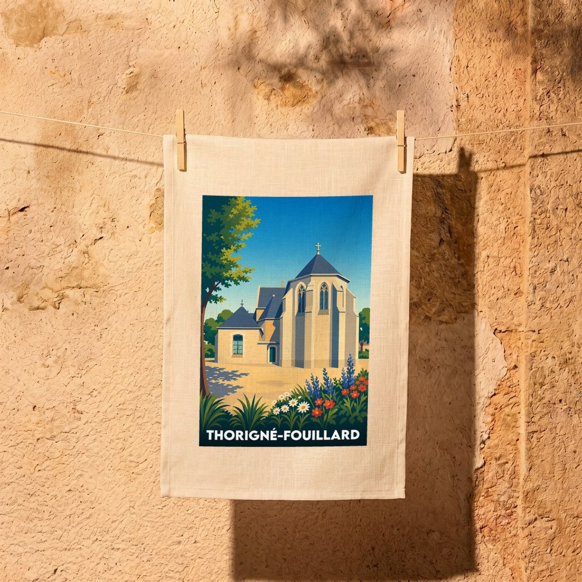 Torchon souvenir de la ville de Thorigné-Fouillard avec une illustration stylisée de son église.