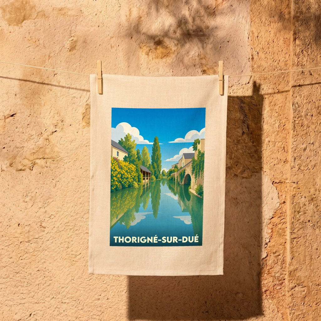 Torchon souvenir de la ville de Thorigné-sur-Dué avec une illustration stylisée d'un paysage fluvial.