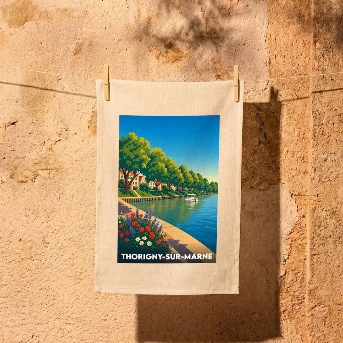 Torchon souvenir de la ville de Thorigny-sur-Marne avec une illustration stylisée des bords de la Marne.