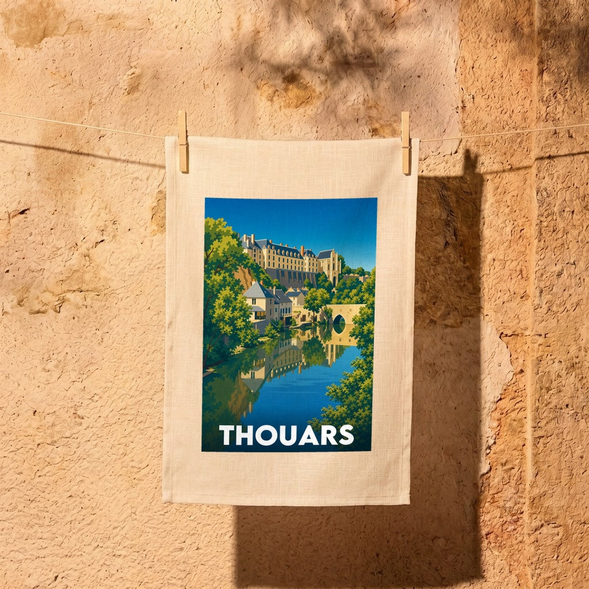 Torchon souvenir de la ville de Thouars avec une illustration stylisée du château et du pont sur la rivière.