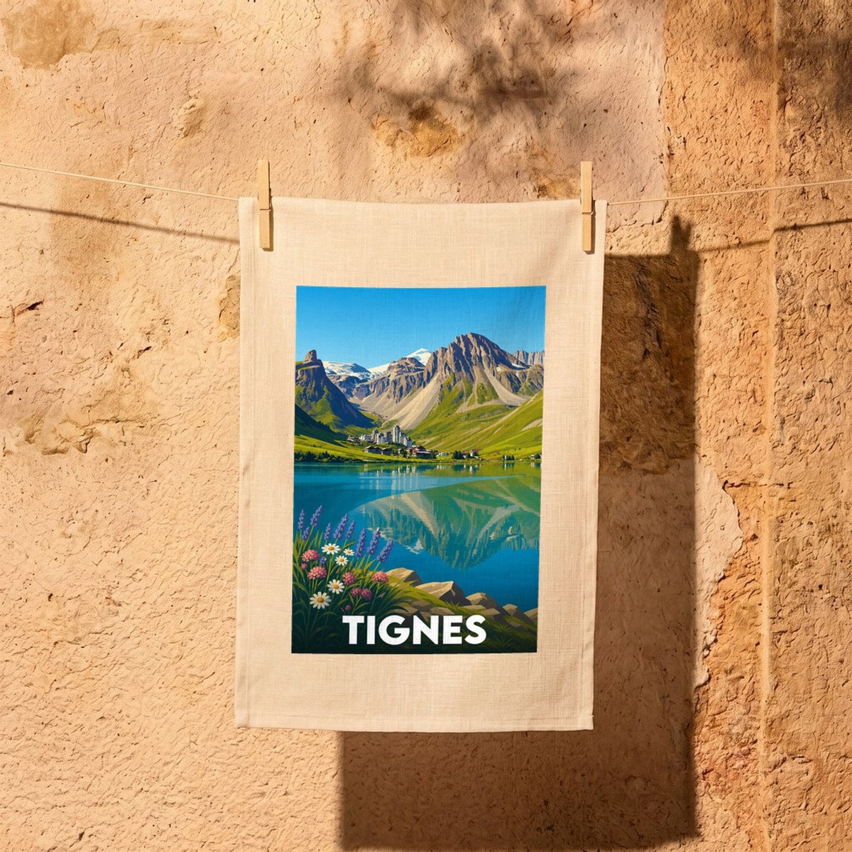 Torchon souvenir de la ville de Tignes avec une illustration stylisée de son paysage de montagne.