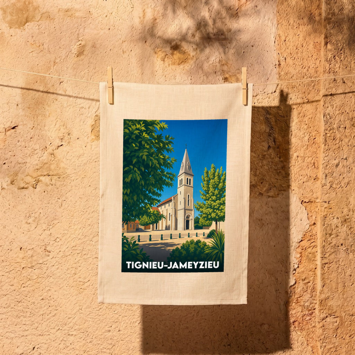 Torchon souvenir de la ville de Tignieu-Jameyzieu avec une illustration stylisée de son église.