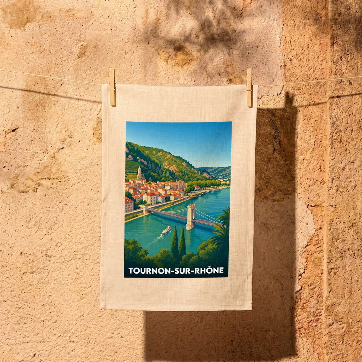 Torchon souvenir de la ville de Tournon-sur-Rhône avec une illustration stylisée des bords du Rhône et de son pont.