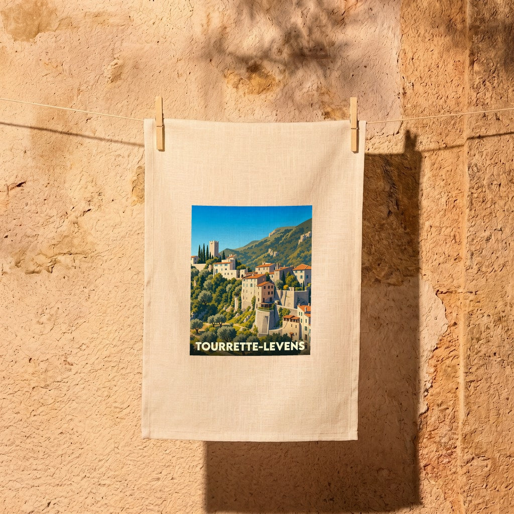 Torchon souvenir de la ville de Tourrette-Levens illustré par un paysage de village perché.