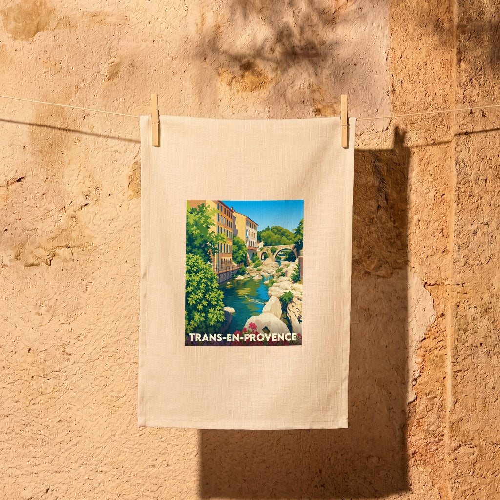 Torchon souvenir de la ville de Trans-en-Provence avec une illustration stylisée d'un pont en pierre enjambant une rivière.