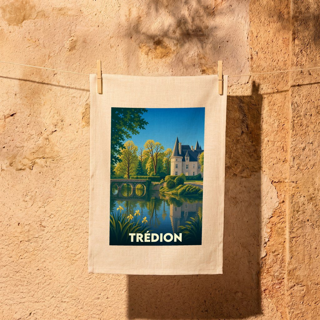 Torchon souvenir de la ville de Trédion avec une illustration stylisée d'un château au bord de l'eau.