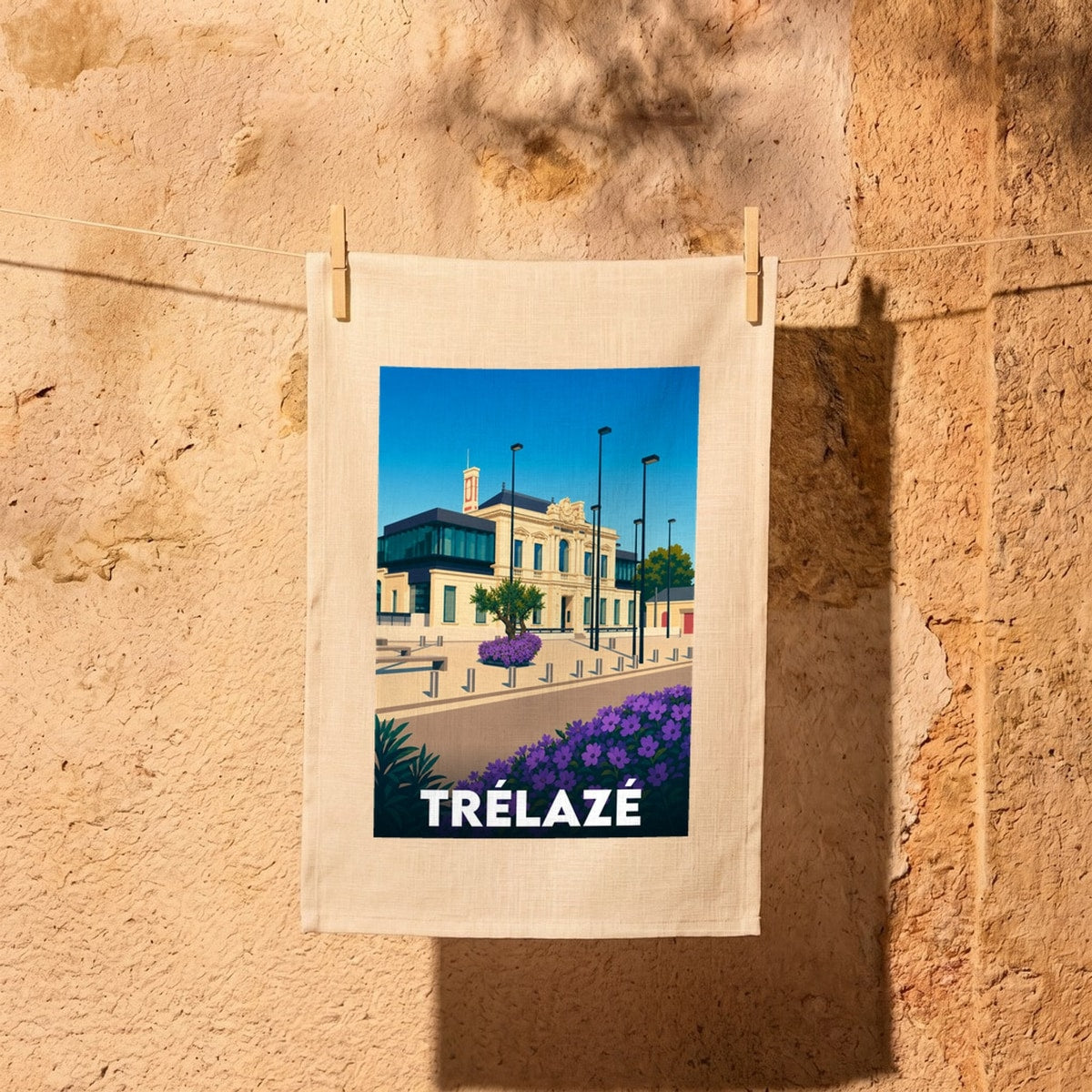 Torchon souvenir de la ville de Trélazé avec une illustration stylisée de son architecture.