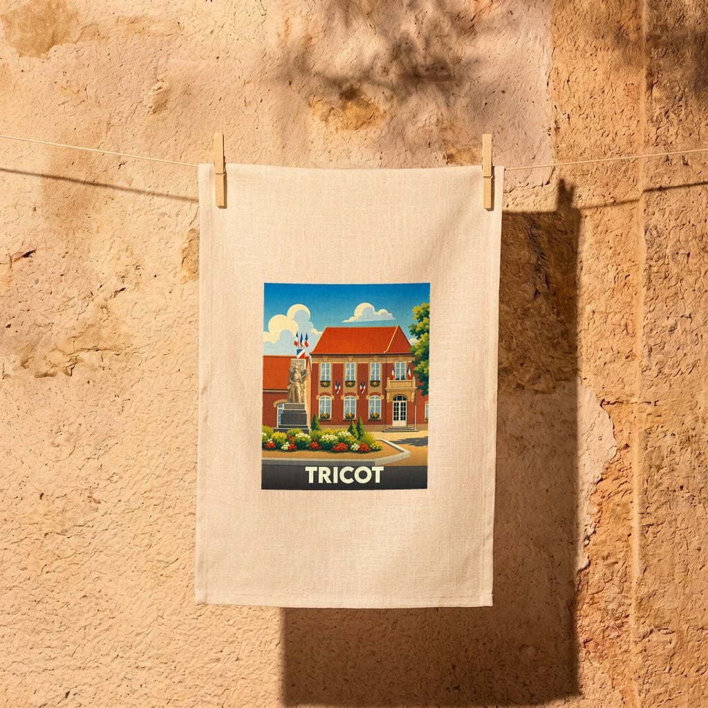 Torchon souvenir de la ville de Tricot illustré d'un dessin stylisé de sa mairie.