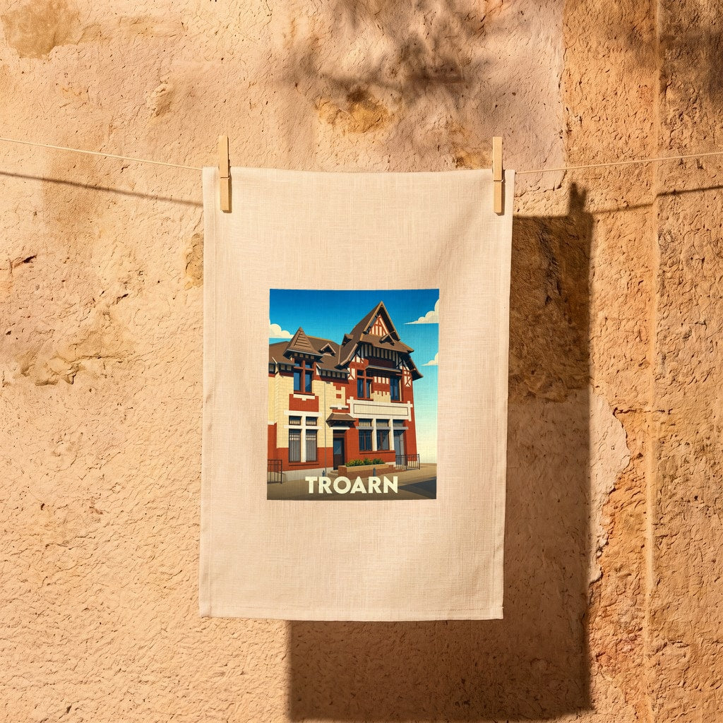 Torchon souvenir de la ville de Troarn avec une illustration stylisée de son architecture.