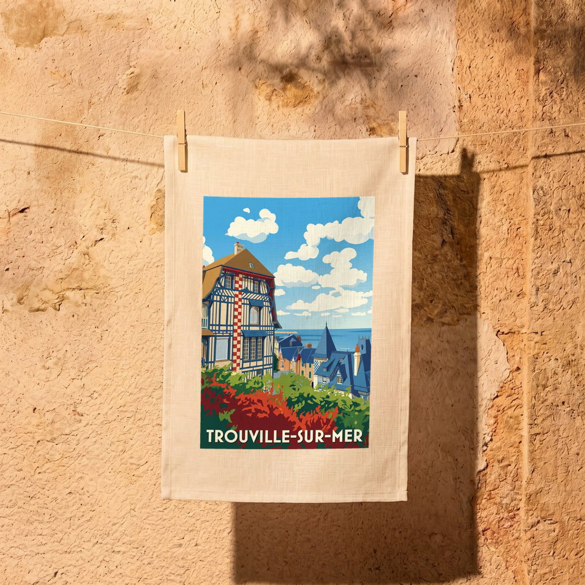 Torchon souvenir de Trouville-sur-Mer avec une illustration stylisée d'une villa normande en bord de mer.