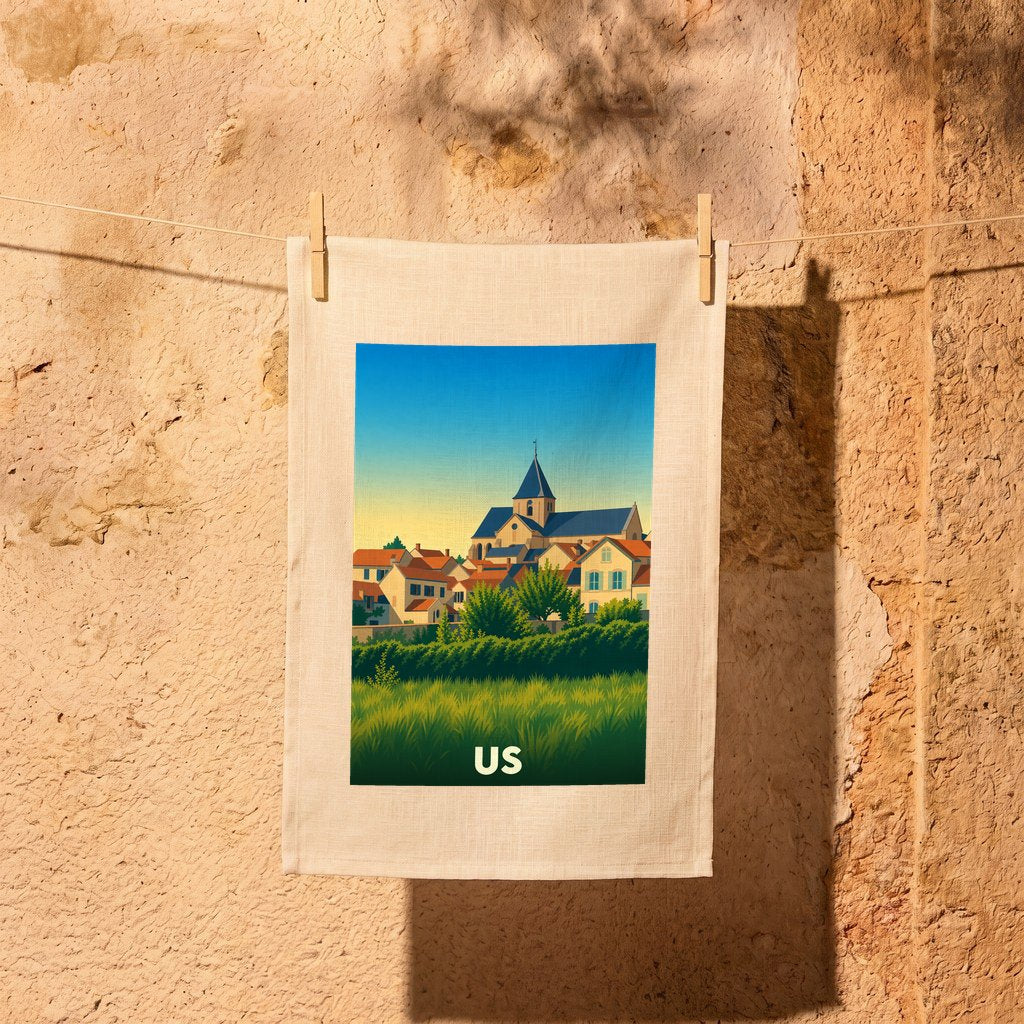 Torchon souvenir de la ville de Us avec une illustration stylisée de son église et ses toits.