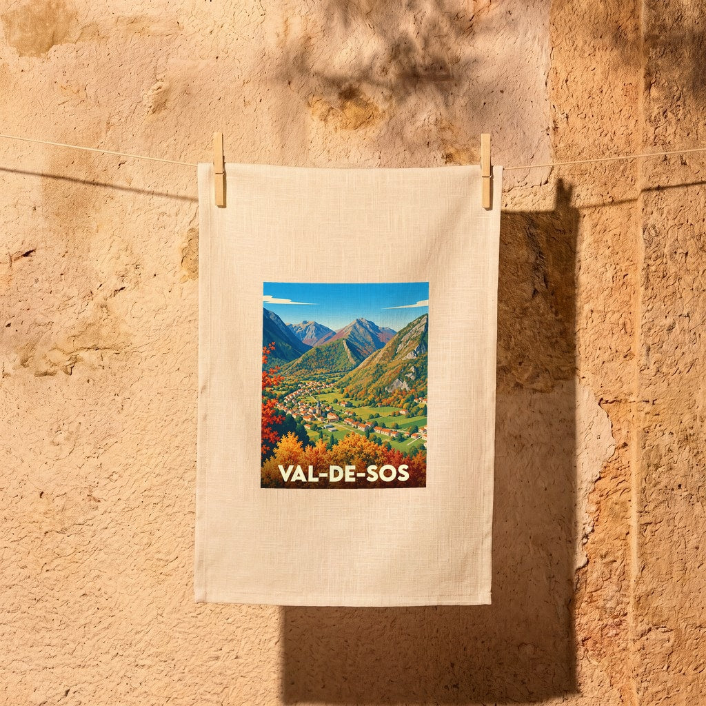 Torchon souvenir de la ville de Val-de-Sos orné d'une illustration de paysage de montagne.