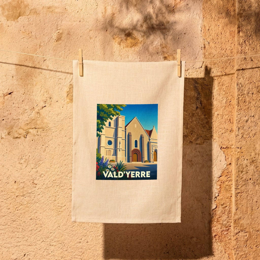 Torchon souvenir de la ville de Vald'Yerre avec une illustration stylisée de son église et de fleurs colorées.