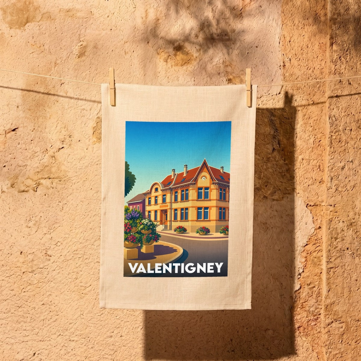 Torchon souvenir de la ville de Valentigney avec une illustration colorée et stylisée d'un bâtiment emblématique.