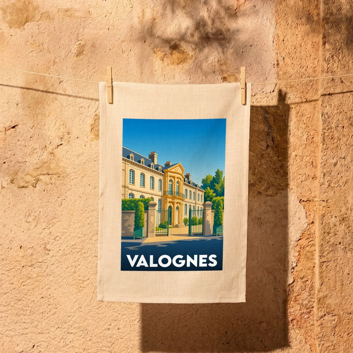 Torchon souvenir de la ville de Valognes illustrant un hôtel particulier dans un style rétro.