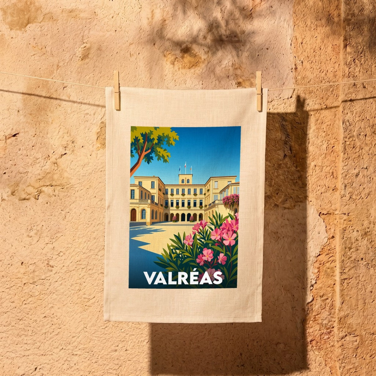 Torchon souvenir de la ville de Valréas illustrant son château historique dans un style graphique et coloré.