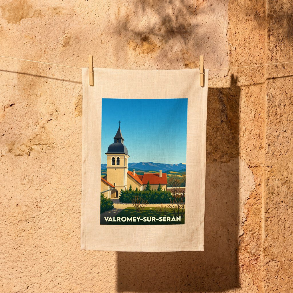 Torchon souvenir de Valromey-sur-Séran orné d'une illustration stylisée de son église et des montagnes environnantes.