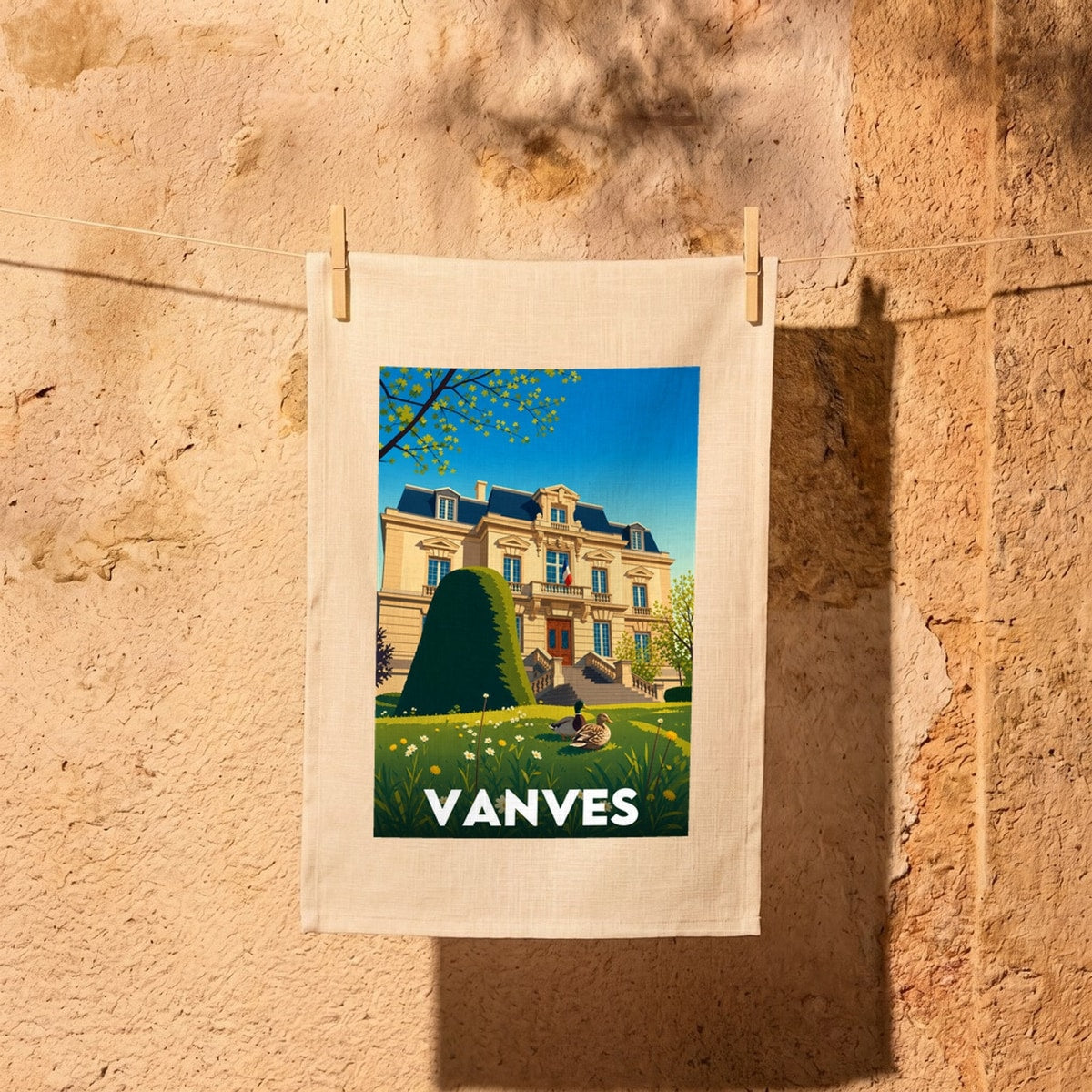 Torchon souvenir de la ville de Vanves illustrant l'hôtel de ville dans un style rétro et coloré.