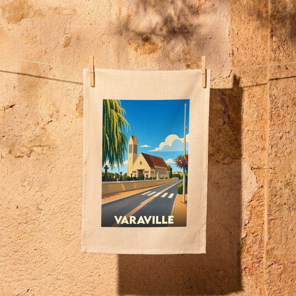 Torchon souvenir de la ville de Varaville avec une illustration stylisée de son église et d'une rue ensoleillée.