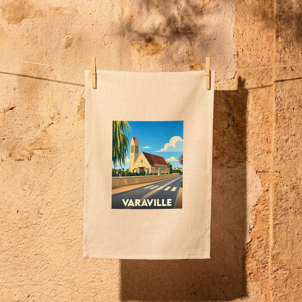 Torchon souvenir de la ville de Varaville avec une illustration stylisée de son église et d'une rue ensoleillée.