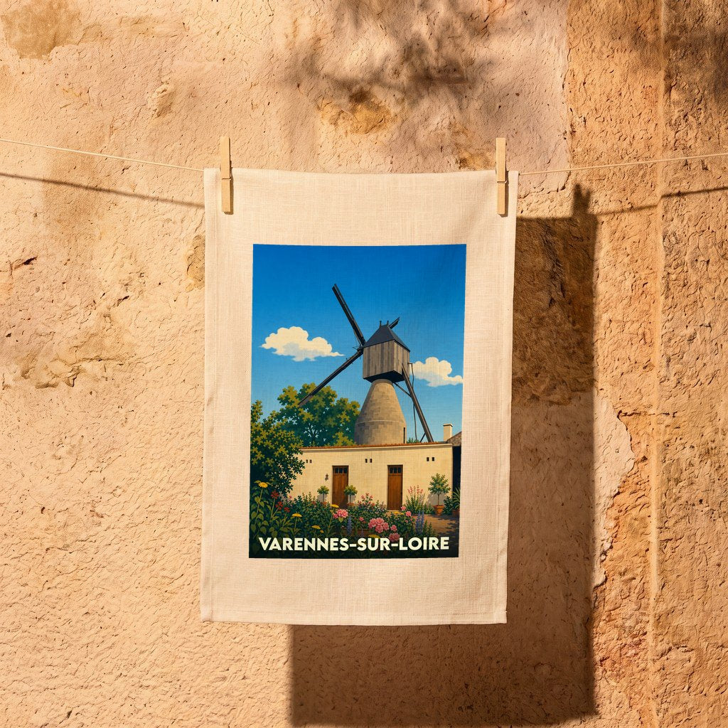 Torchon souvenir de la ville de Varennes-sur-Loire avec une illustration stylisée de son moulin.