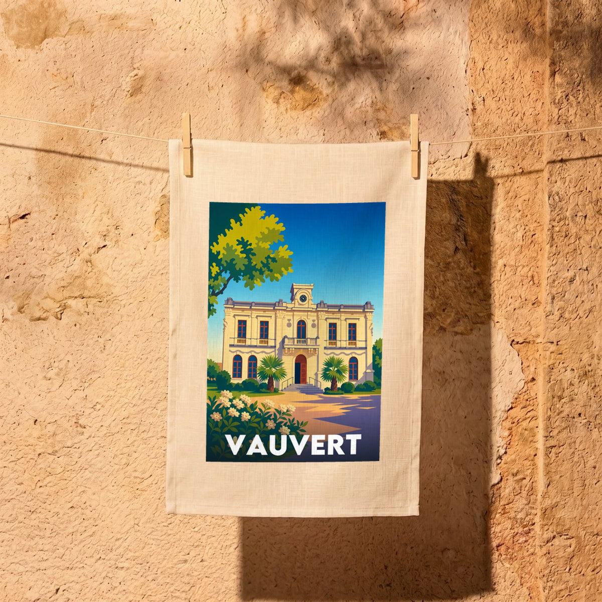Torchon souvenir de la ville de Vauvert avec une illustration stylisée de sa mairie.