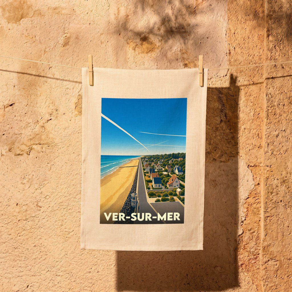 Torchon souvenir de la ville de Ver-sur-Mer avec une illustration stylisée de son front de mer.
