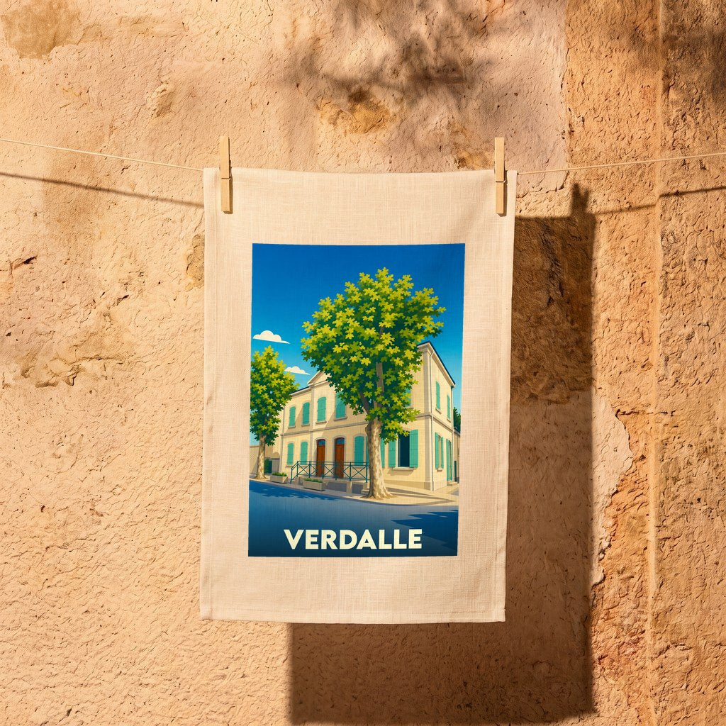 Torchon souvenir de la ville de Verdalle orné d'une illustration stylisée de son architecture locale.
