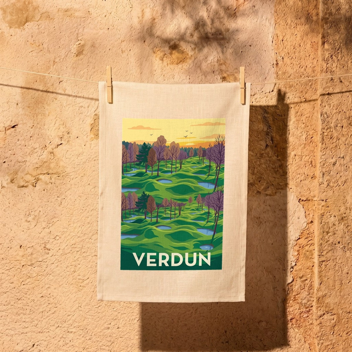 Torchon souvenir de la ville de Verdun avec une illustration stylisée de ses paysages.